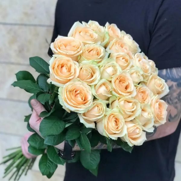 Букет из 25 кремовых роз 70 см