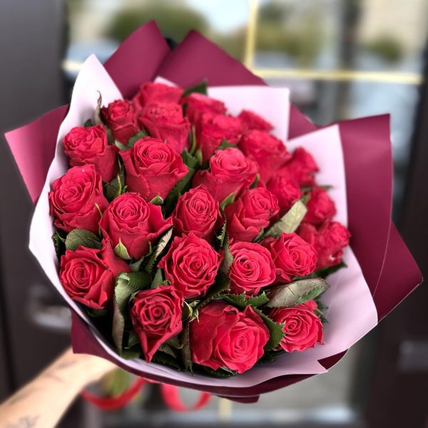 Букет из 25 кенийских малиновых роз