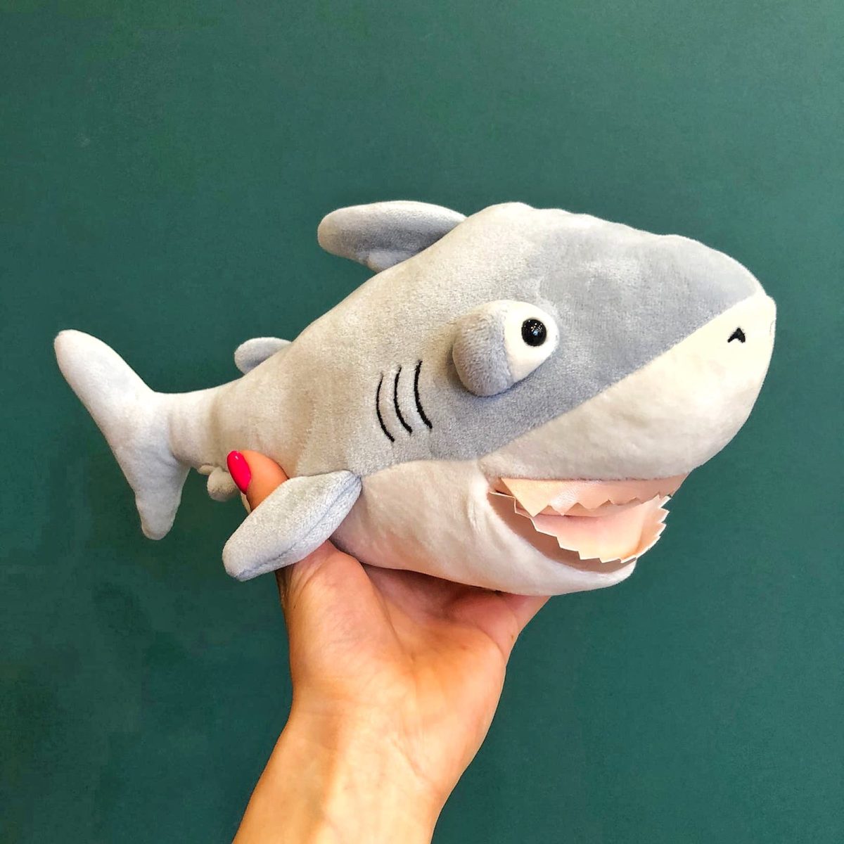 Мягкая игрушка-подушка Акула Эдвин 35 см с кармашком для рук — изображение 1