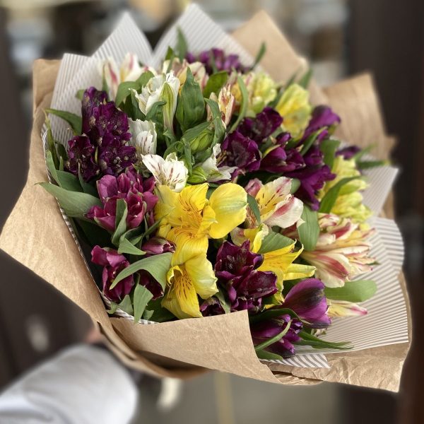 Букет из 13 альстромерий
