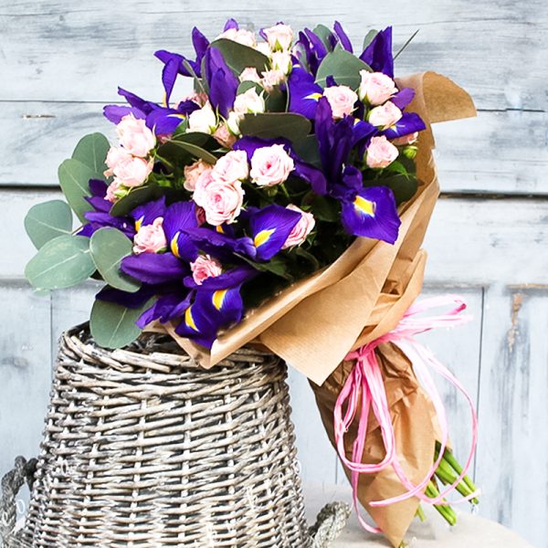 Букет из ирисов и кустовых роз "Летний закат"