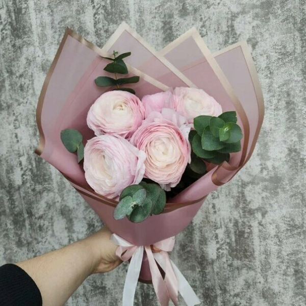 Букет с ранункулюсом