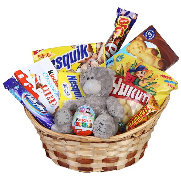 Корзина со сладостями и мягкой игрушкой