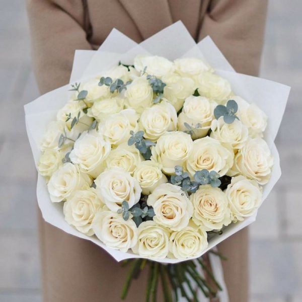 Букет из 31 белой розы и эвкалипта