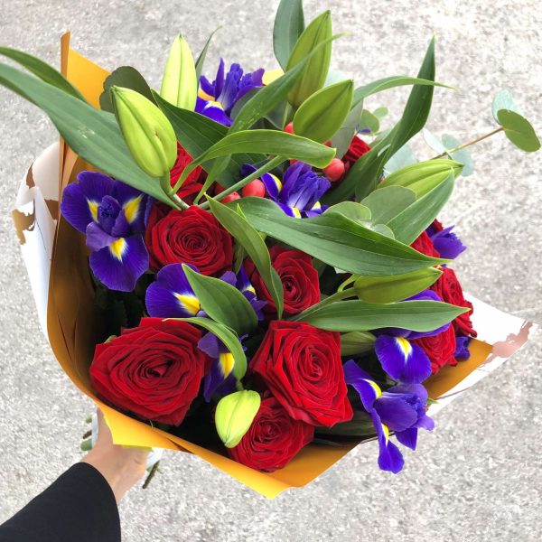 Букет из роз, лилии, гиперикума в необычной упаковке