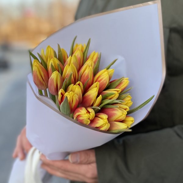 Букет из 25  красно-желтых тюльпанов