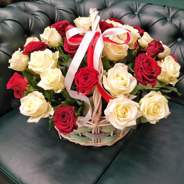 Корзина из 35 красных и белых роз