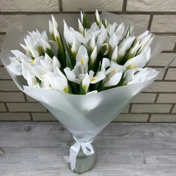 Букет из белых ирисов