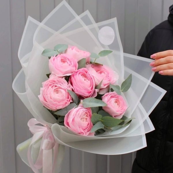 Букет из 7 нежных ранункулюсов