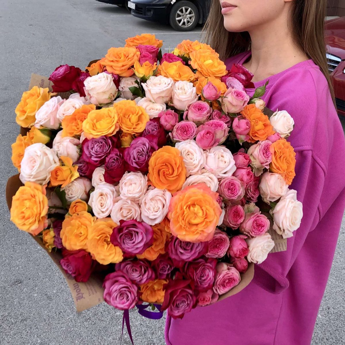 Букет из 25  веточек кустовых роз Комплимент — изображение 1