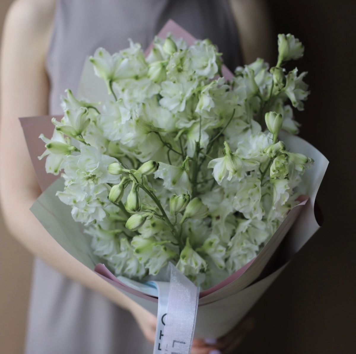 full_7718dd3de802b89952c72237dcfb42dd Букет из 9 белых дильфиниумомов — изображение 1