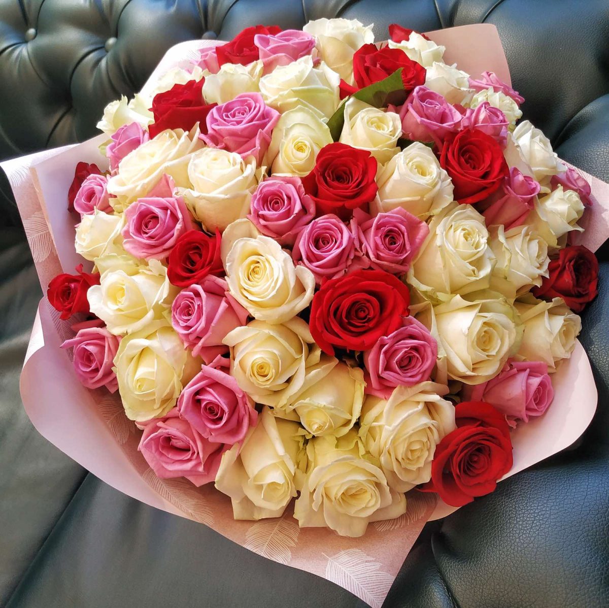 full_78ab37ddee3d6debdc4f5c41f7851173 Букет из 59 разноцветной розы 50 см — изображение 1