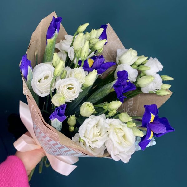 Букет с ирисами и белой эустомой