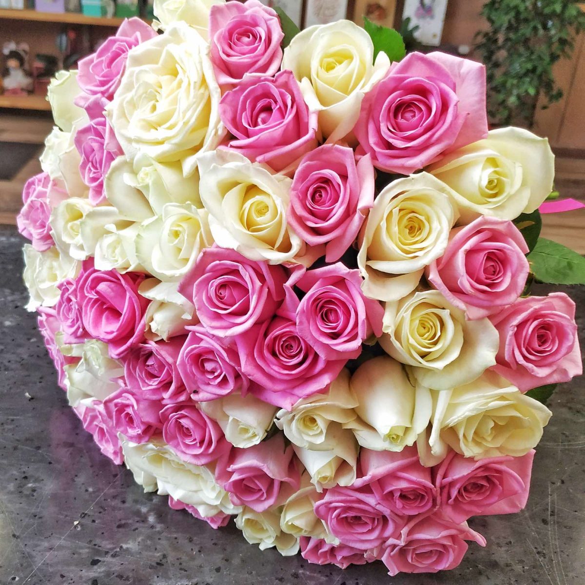 Букет из 59 белых и розовых роз — изображение 1