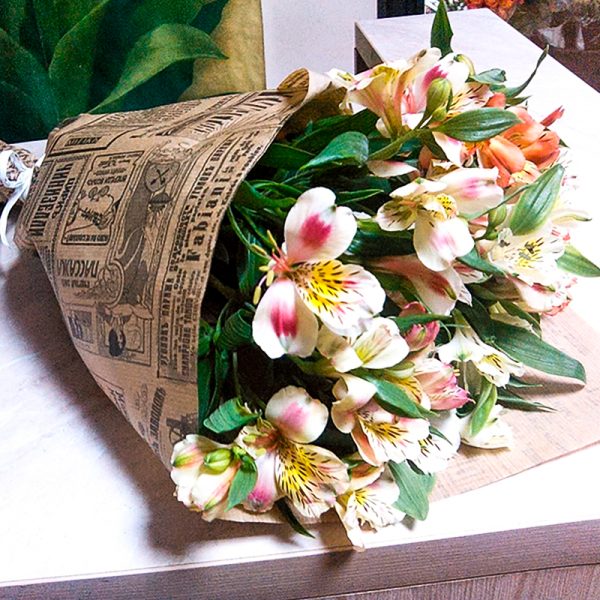 Букет из 11 альстромерий в крафте "Очарование"