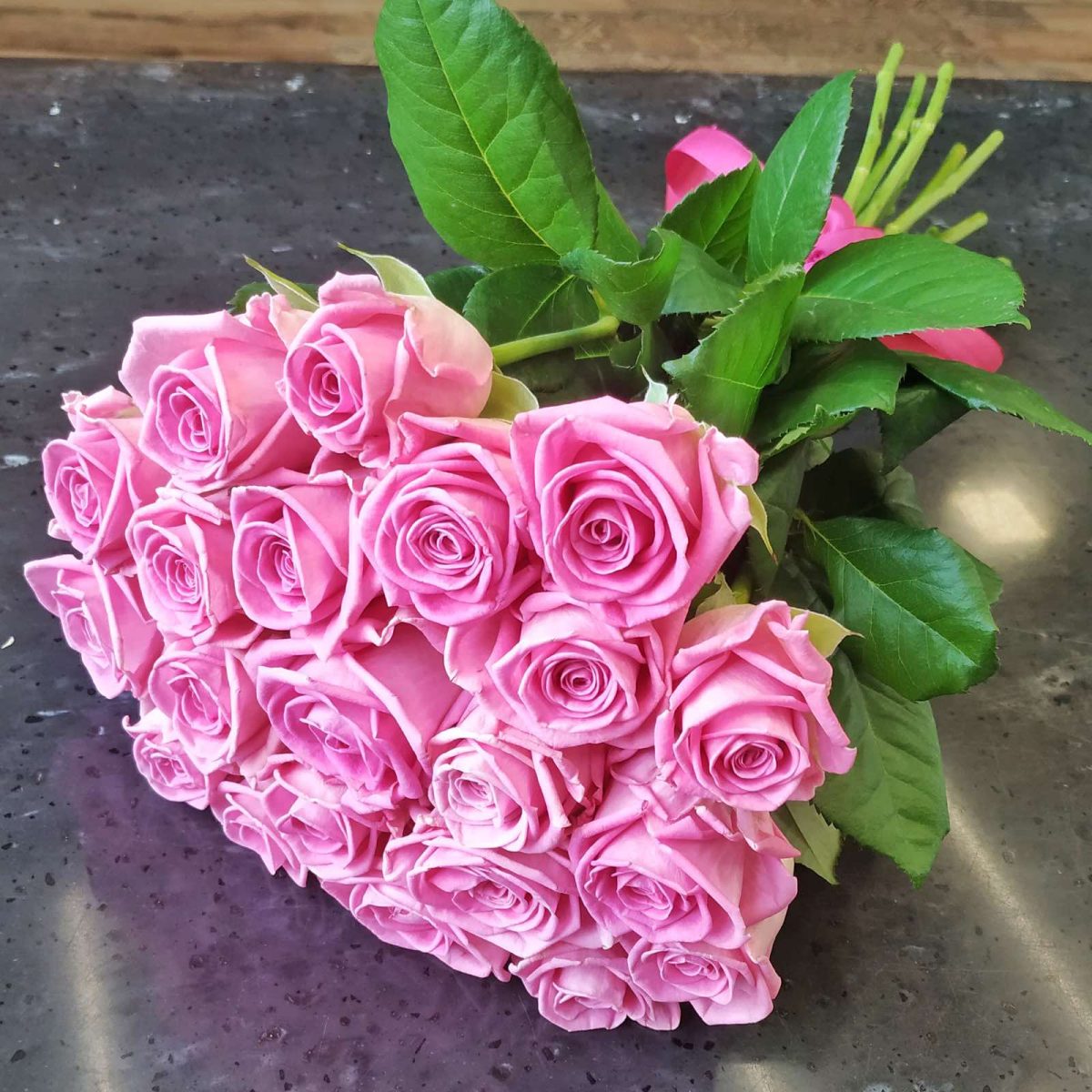 Букет из 21 розовой розы 50 см — изображение 1