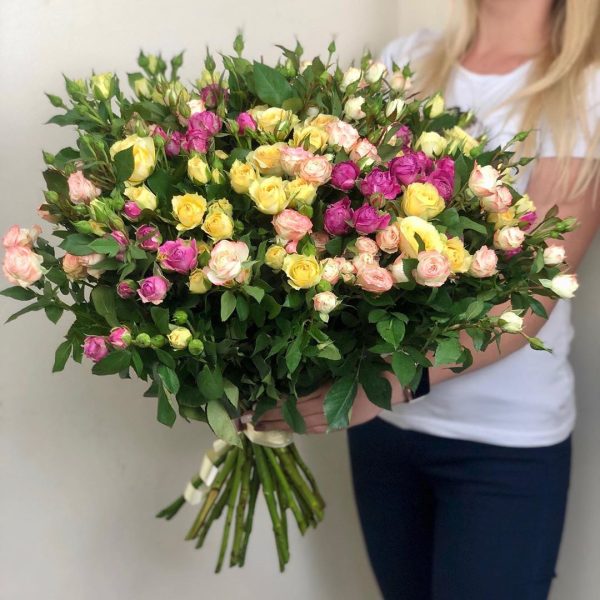 Букет из 25 кустовых роз Мария