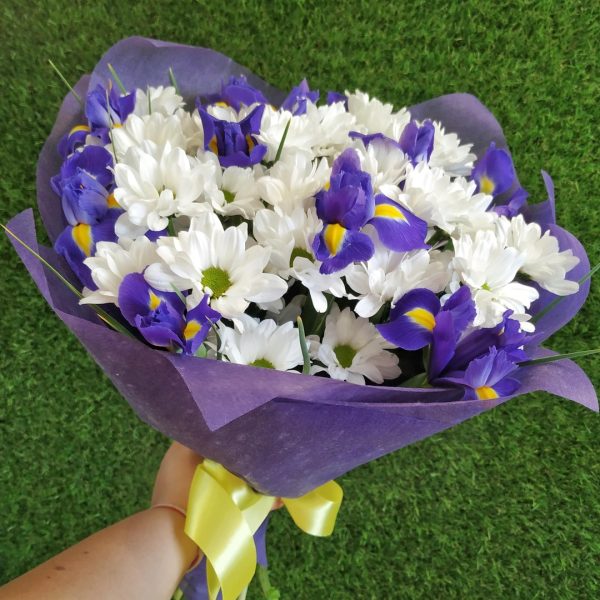 Букет из ирисов и хризантем "Мелодия"