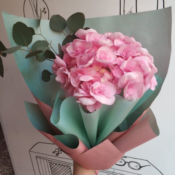 Букет из гортензии и эвкалипта