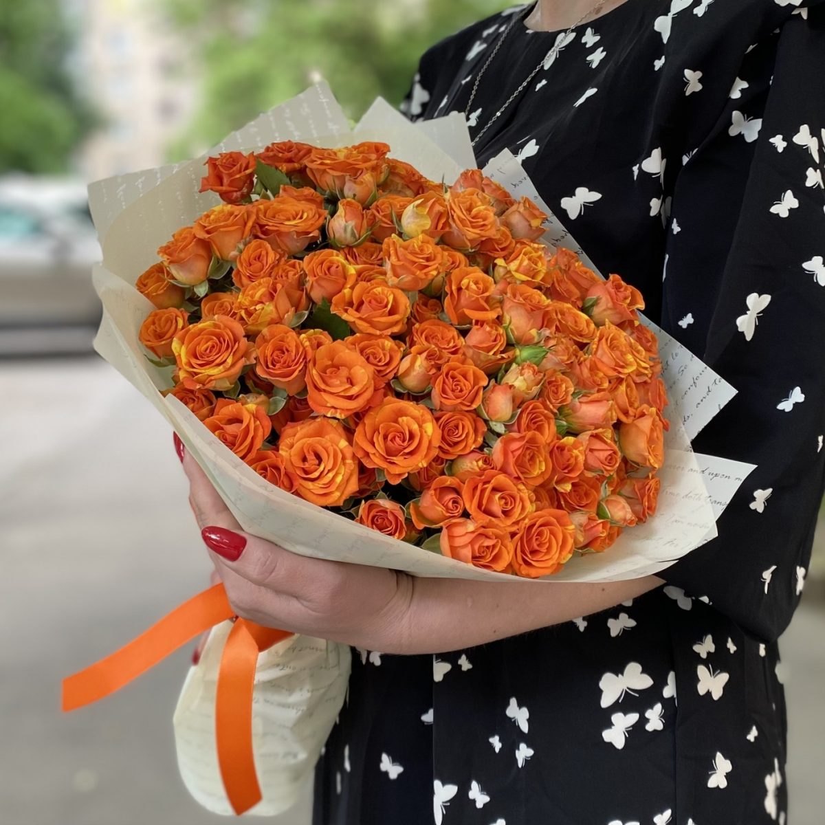 Букет из 11 оранжевых кустовых роз — изображение 1