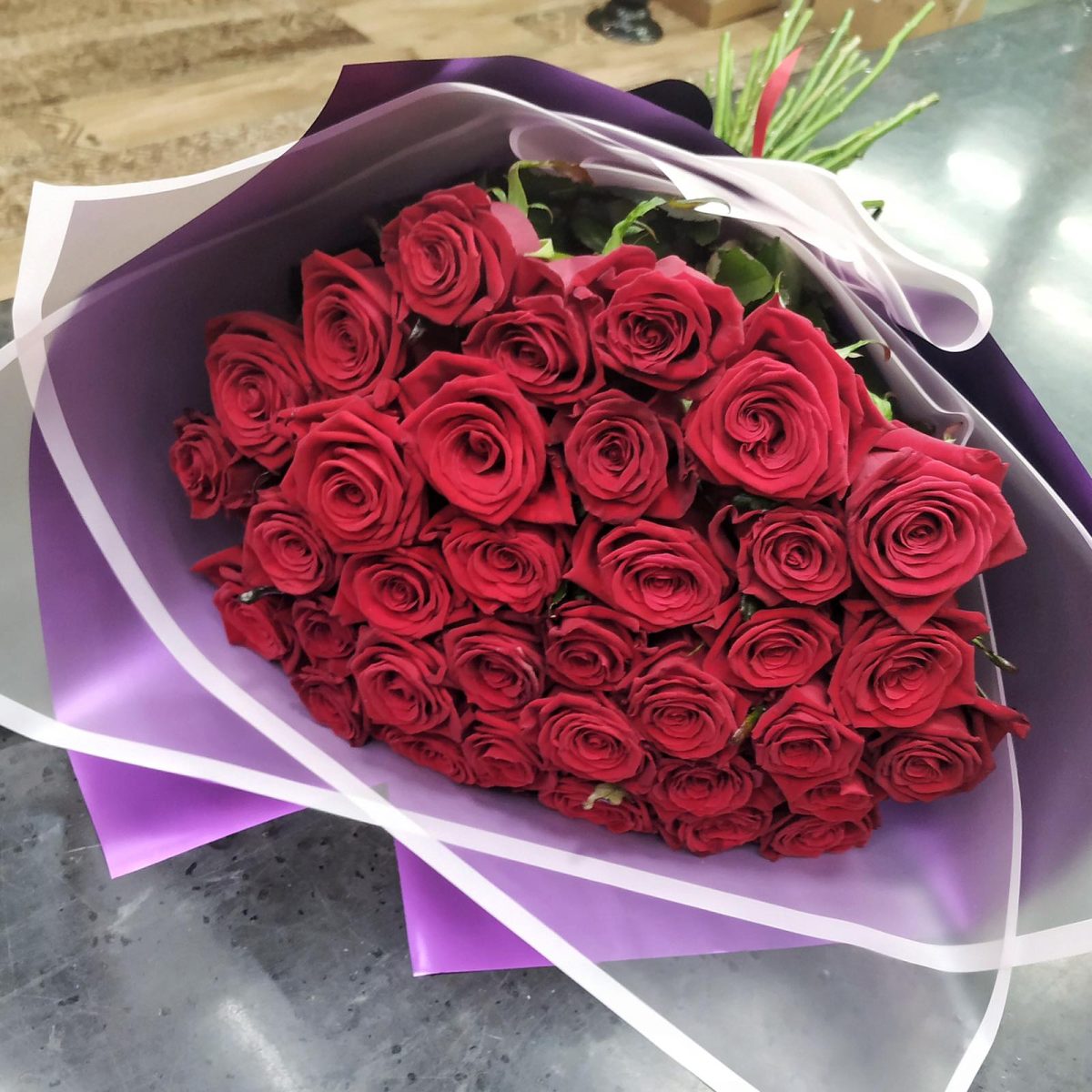 Букет из 35 красных роз Притягательность — изображение 1