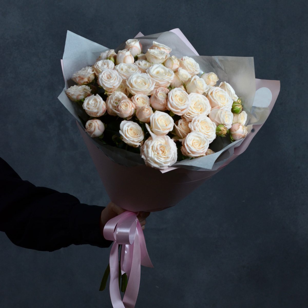 Букет из 11 белых кустовых роз — изображение 1