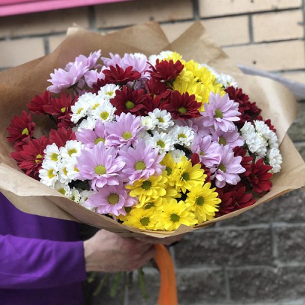 Букет из 15 разноцветных хризантем в крафте