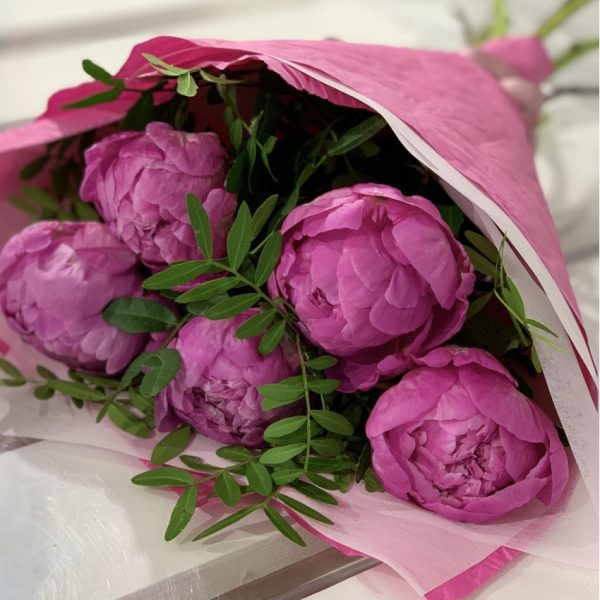 Букет из 5 ярко розовых пионов