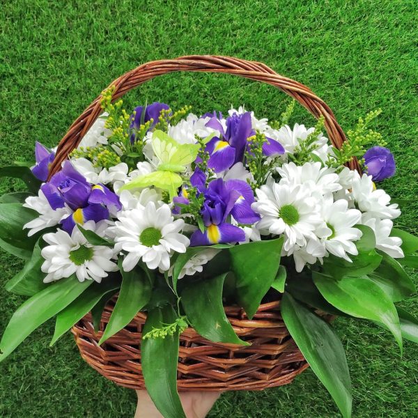 Корзина из ирисов и кустовых хризантем