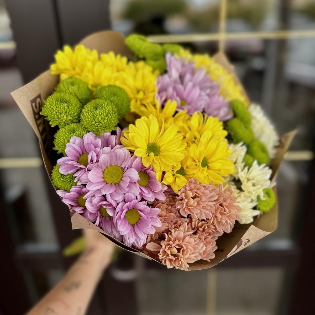 Букет из 11 разноцветных хризантем — изображение 1