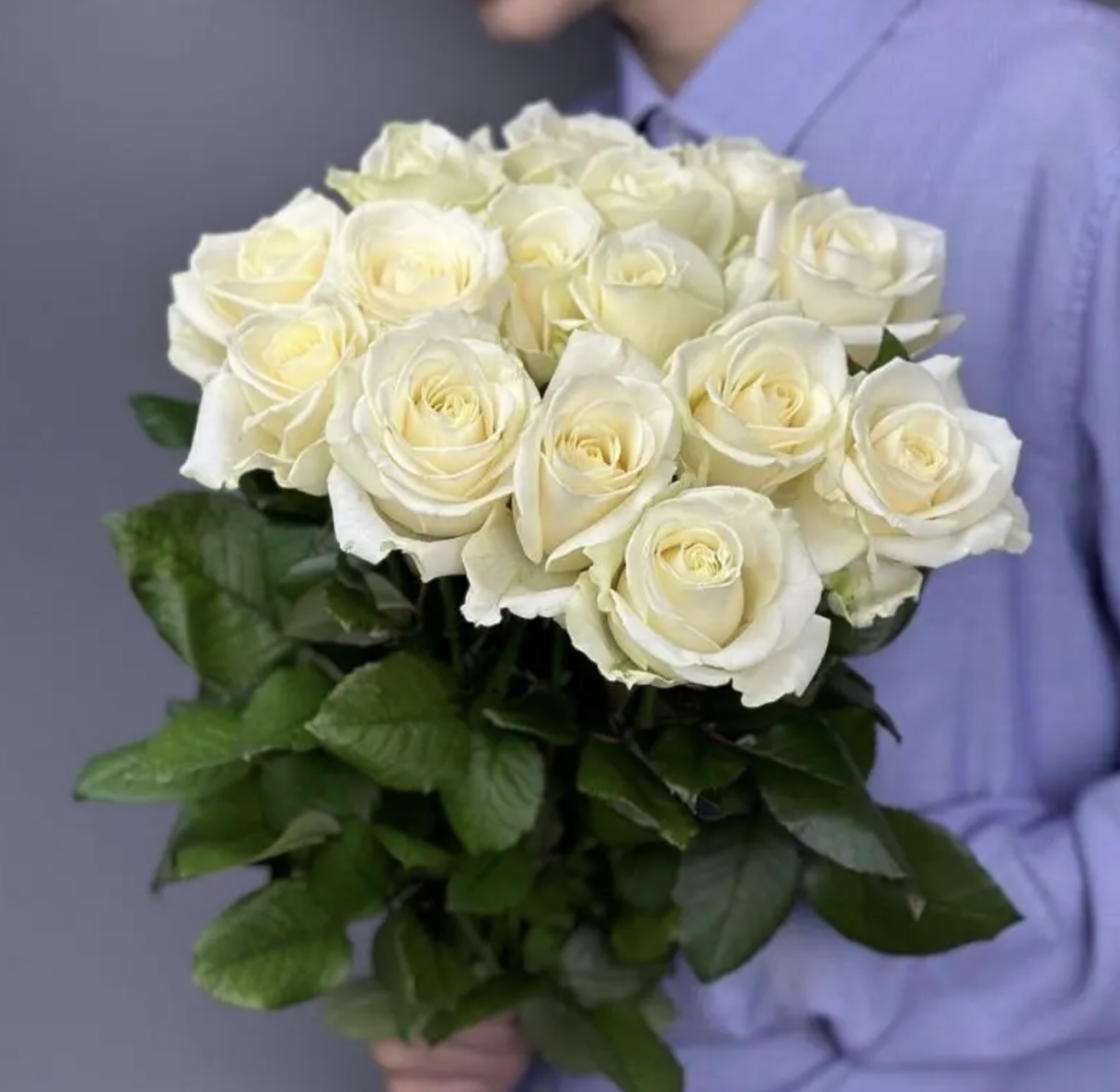 Букет из 15 белых роз 50 см — изображение 1