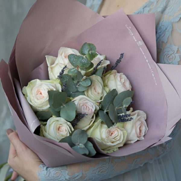 Букет из 9 роз White O'Hara с эфкалиптом