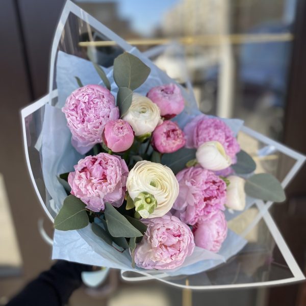 Букет из пионов и ранункулюсов