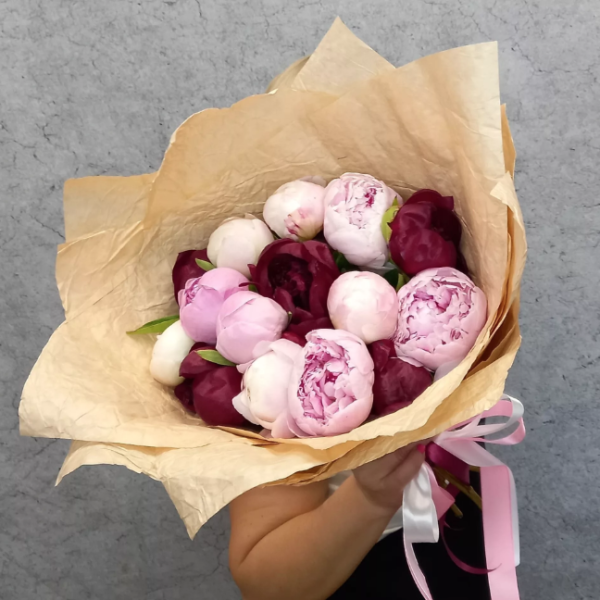 Букет из 15 разноцветных пионов