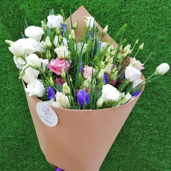 Крафт-Букет из ирисов и эустом "Вечерние грезы"