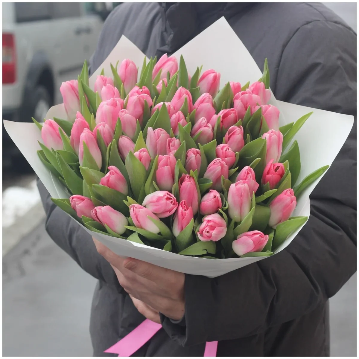 Букет из 51 бело-розовых тюльпанов в крафте — изображение 1