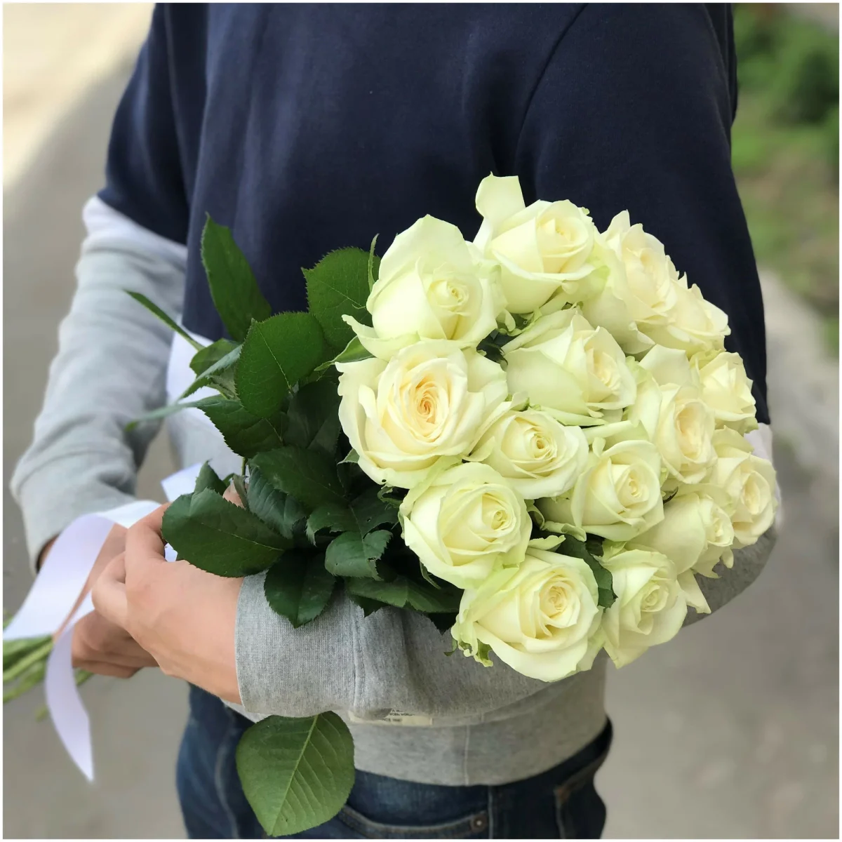 Букет из 15 белых роз 70 см — изображение 1