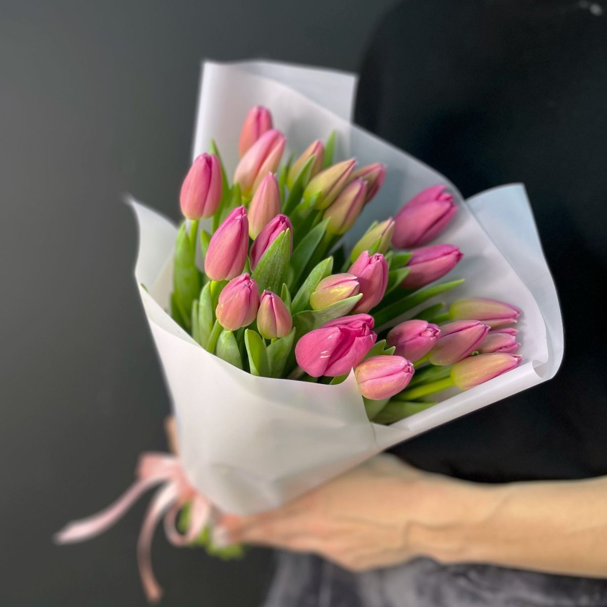Букет из 25 нежно розовых тюльпанов в крафте — изображение 1